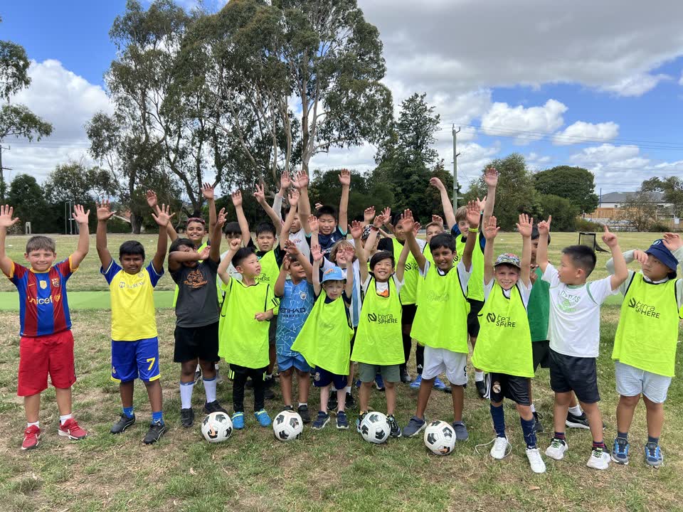 Kids in training bibs celebrating at a Pateka session